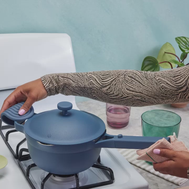 Using the blue Mini Perfect Pot strainer lid to drain water